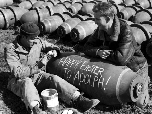 Seconde Guerre mondiale: des soldats alliés écrivent «Joyeuses Pâques, Adolf!» sur une bombe aérienne.