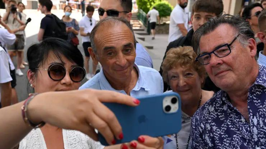 Eric Zemmour, un influenceur d'extrême droite plus à l'aise sur le clavier que sur le terrain.