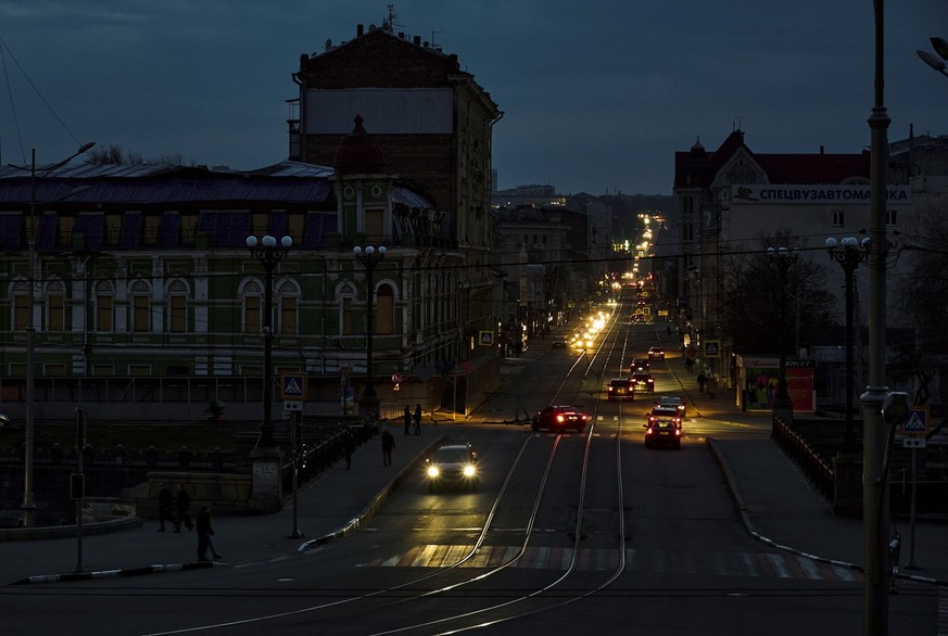 La ville de Kharkiv plongée dans le noir suite à un blackout causé par une attaque russe, 24 mars 2024.