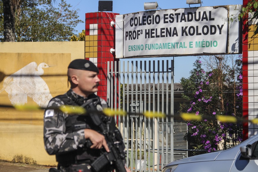 La police militaire surveille les abords de l'école publique Kolody, après l'attaque armée survenue dans l'Etat du Parana.