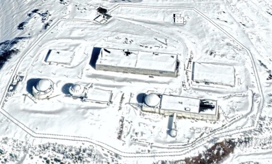 Sur une photo plus récente (mars 2022), on peut voir une nouvelle coupole de télescope reliée par un tunnel au bâtiment du lidar (en bas à droite). Coordonnées: 43°43'2 "N, 41°13'41 "E.