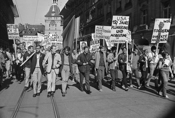 Des personnes manifestent à Berne contre la guerre au Vietnam, en 1968.