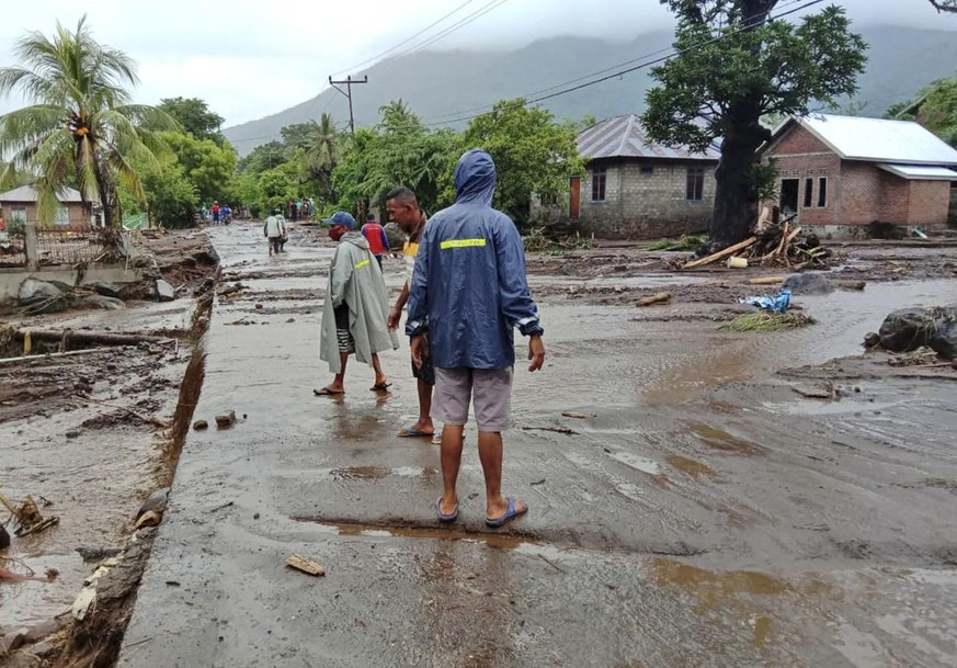 Dimanche, des gens inspectaient les dégâts dans un village touché par les inondations à Ile Ape, sur l&#039;île de Lembata, en Indonésie.