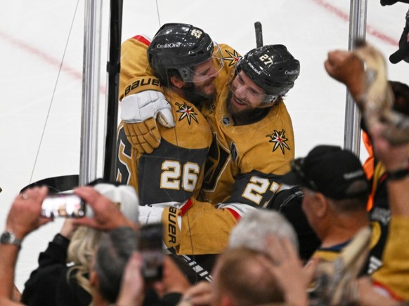 Shea Theodore (à droite) a inscrit le but de la victoire en "overtime".