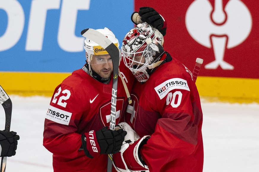 Nino Niederreiter félicite Akira Schmid pour son blanchissage.