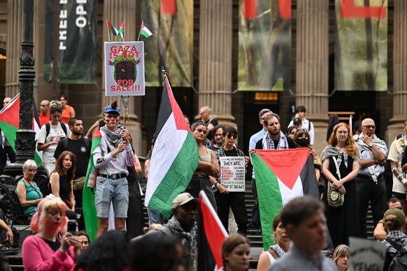 epa11993920 People carry placards and Palestinian flags as they take part in a pro-Palestinian rally in Melbourne, Australia, 28 March 2025. EPA/JAMES ROSS AUSTRALIA AND NEW ZEALAND OUT