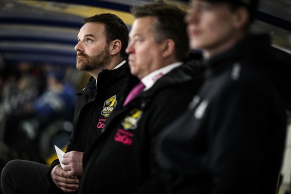 L&#039;entraineur jurassien Julien Vauclair, gauche, cherche des solutions pour son equipe lors du deuxieme match de barrage promotion-relegation de National League/Swiss League de hockey sur glace en ...