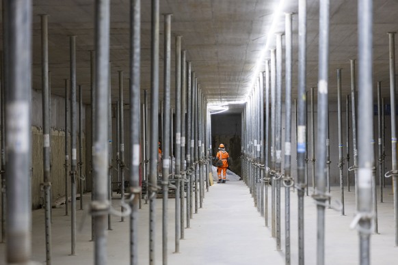 KEYPIX - Des ouvriers s'activent sur le chantier de la gare CFF de Lausanne lors d'une visite de presse visant a presenter l'avancement des travaux de modernisation et de transformation ...