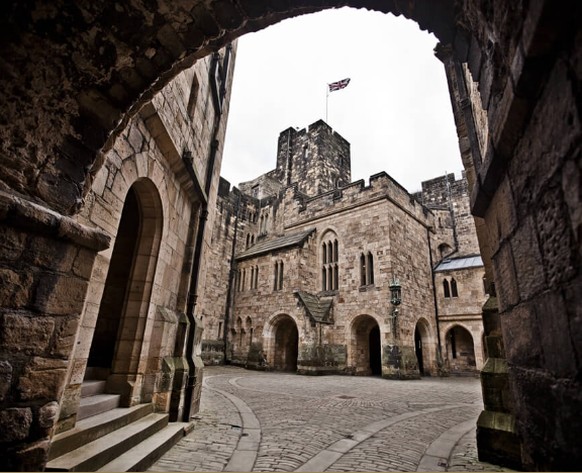 Les cours du château d'Alnwick ont été utilisées pour filmer les étudiants et le personnel de Poudlard, vaquant à leurs activités quotidiennes.