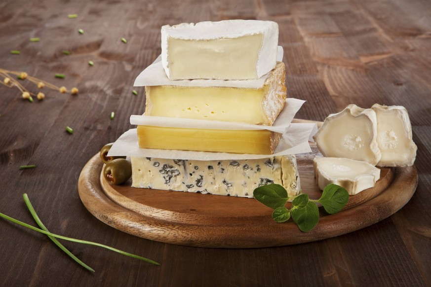 Verschiedene Käsesorten auf Holzbrett mit Oliven, Weizen und Schnittlauch Various cheese sorts on wooden board with olives, wheat and chive Copyright: imageBROKER/Eskymaks ibxiqx13951089.jpg Bitte bea ...