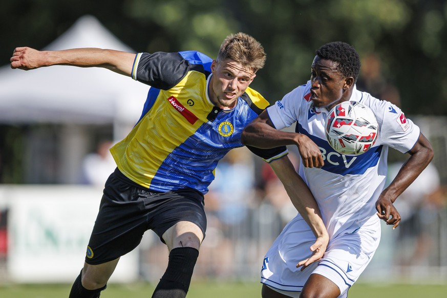 Granit Islami (VS), gauche, lutte pour le ballon avec Seydou Traore (LS), droite, lors de la rencontre de football du premier tour de Coupe de Suisse entre le FC Lausanne-Sport, LS, et le FC Vevey-Spo ...