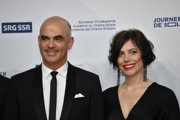 Le Conseiller federal Alain Berset, gauche, et sa femme Muriel Zeender Berset, droite, posent sur le tapis rouge lors de la ceremonie du Prix du cinema suisse Quartz 2019 au Batiment des Forces Motric ...