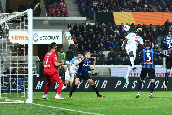 epa10288371 Napoli&#039;s Victor Osimhen (2-R) scores the 1-1 equalizer during the Italian Serie A soccer match between Atalanta BC and SSC Napoli in Bergamo, Italy, 05 November 2022. EPA/PAOLO MAGNI