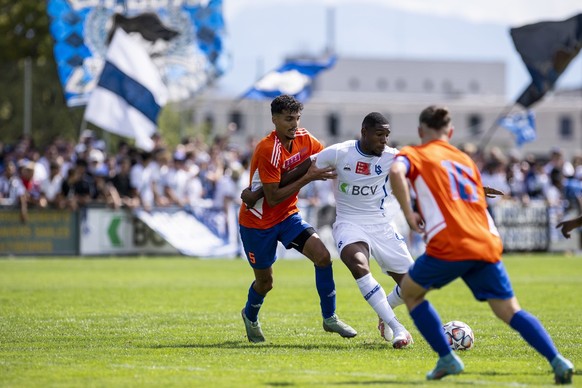 Le joueur du FC Gland Simao Pereira, gauche, lutte pour le ballon avec l&#039;attaquant lausannois Brighton Labeau, droite, lors de la rencontre de football de la Coupe Suisse des 1/32 eme de finale e ...