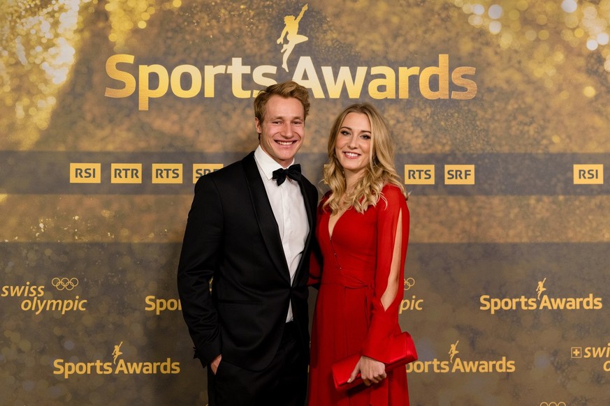 Marco Odermatt, Ski alpin, und seine Partnerin Stella Parpan posieren auf dem goldenen Teppich vor der Verleihung der Sports Awards 2023 am Sonntag, 10. Dezember 2023 in Zuerich. (KEYSTONE/Philipp Sch ...