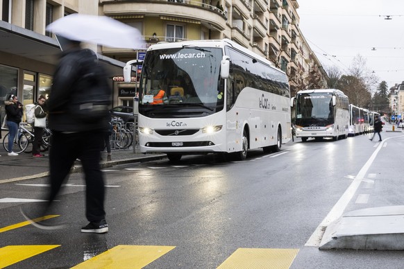 Des bus de remplacement attendent les voyageurs ce lundi 16 fevrier 2026 a la gare de Lausanne. Suite a l'incendie d'une quarantaine de cables, le trafic ferroviaire est interrompu entre Lau ...