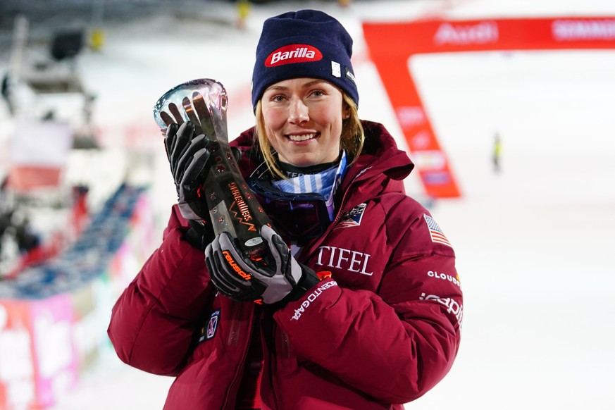 United States' Mikaela Shiffrin, winner of an alpine ski, women's World Cup slalom, poses wit the trophy in Semmering, Austria, Sunday, Dec. 28, 2025. (AP Photo/Pier Marco Tacca)
Austria Wor ...