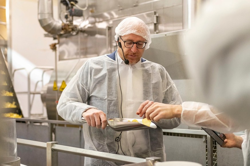 Test de qualité sur les chips Zweifel fraîchement frites, mais pas encore assaisonnées.