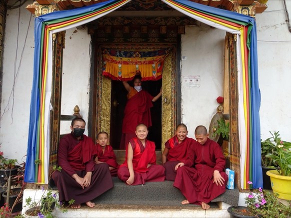 Au Bhoutan, les moines sont très respectés et apprécient généralement que les touristes montrent de la curiosité pour leurs temples.