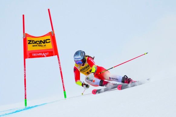 Sue Piller, of Switzerland, speeds down the course as she races in the women's World Cup giant slalom in Mont Tremblant, Que., Sunday, Dec. 7, 2025. (Sean Kilpatrick/The Canadian Press via AP)
Ca ...