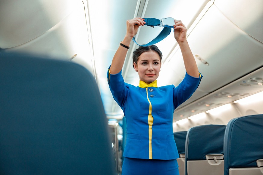 Sur les réseaux sociaux, une étrange méthode — impliquant la ceinture de sécurité — pour mieux dormir dans l'avion fait le buzz.