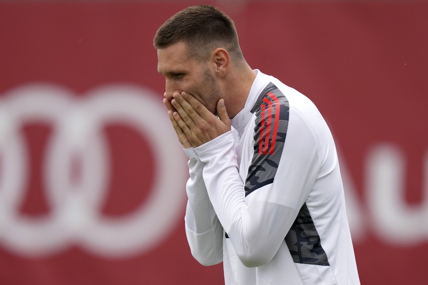 Bayern&#039;s Niklas Suele covers his face during a training session for the Champions League group E soccer match between Bayern Munich and Dynamo Kiev in Munich, Germany, Tuesday, Sept. 28, 2021. Ba ...