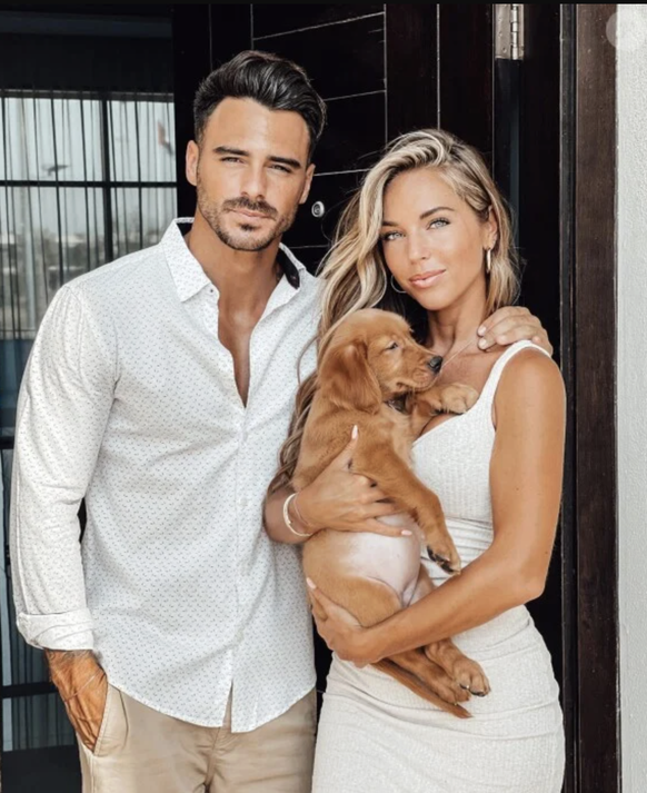 Maddy et son compagnon Benjamin Samat avec leur chienne Maya.