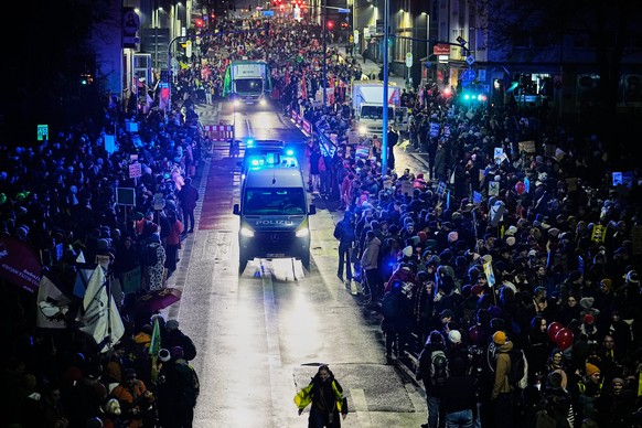 KEYPIX - People demonstrate against the planned re-founding of the AfD youth organization in Giessen early Saturday, Nov. 29, 2025. (KEYSTONE/AP Photo/Martin Meissner)