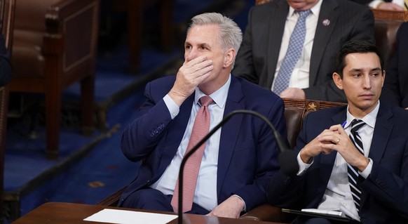 Le républicain Kevin McCarthy, visiblement emprunté.