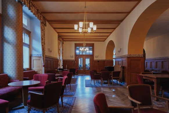 Fauteuils rembourrés, parquet à chevrons, rideaux lourds: le temps semble s&#039;être arrêté à l&#039;hôtel Val Sinestra.
