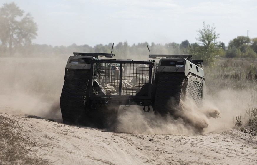 Un véhicule sans pilote Themis évacue des soldats blessés en Ukraine, en 2022.