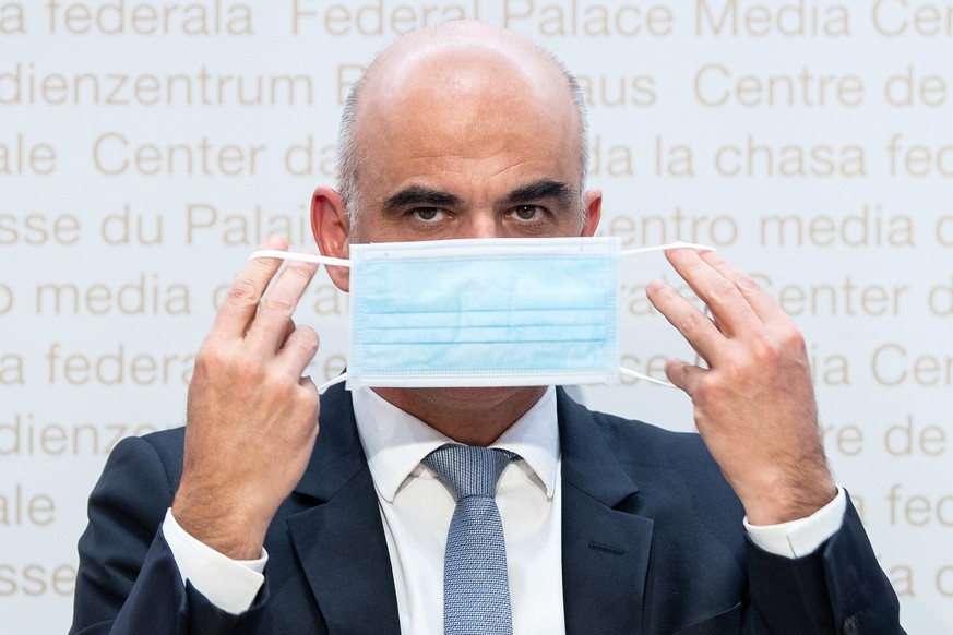 Bundesrat Alain Berset spricht an einer Medienkonferenz zu Covid 19 Massnahmen, am Freitag, 17. Dezember 2021, in Bern. (KEYSTONE/Peter Schneider)