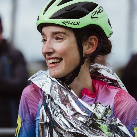 Illi Gardner prend le temps de s'échauffer lorsqu'elle s'attaque à une montée sèche, puis elle appuie aussi fort que possible sur les pédales. C'est ainsi qu'elle a décroché le «QOM» de L'Alpe d'Huez, ...