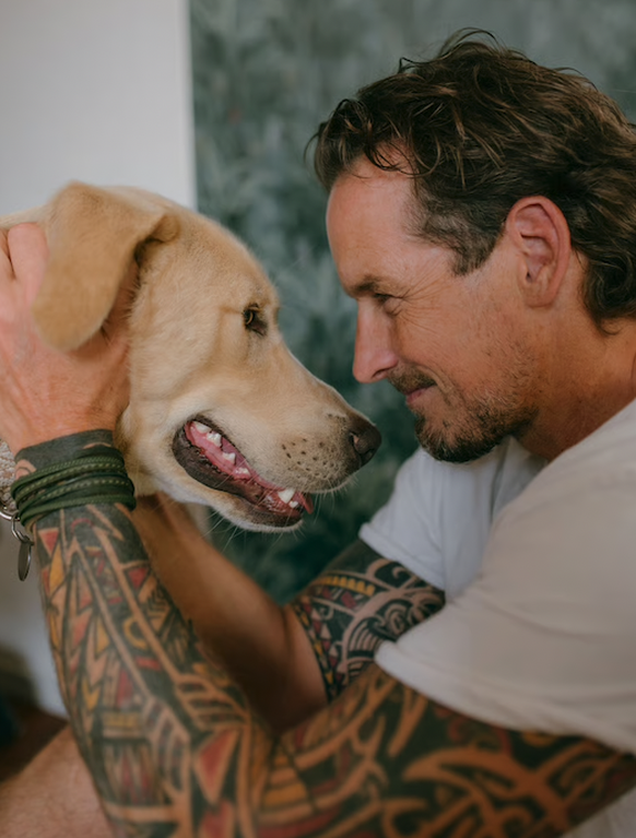 Patrick Fischer avec son chien Ilios.