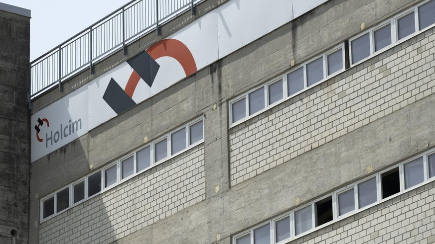 Das Holcim Logo auf dem Gebaeude eines Holcim Kieswerks, fotografiert am 18. Juni 2021 in Muelligen, Kanton Aargau. (KEYSTONE/Christian Beutler)