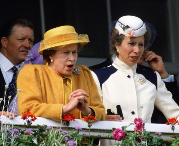EPSOM, ENGLAND - JUNE 01: Queen Elizabeth II watches the racing from the royal balcony at the Epsom Derby at Epsom Racecourse on June 1, 2019 in Epsom, England. (Photo by Mark Cuthbert/UK Press via Ge ...