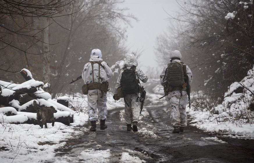 Des soldats ukrainiens marchent sur la ligne de séparation avec les rebelles pro-russes près de Katerinivka, région de Donetsk en Ukraine.