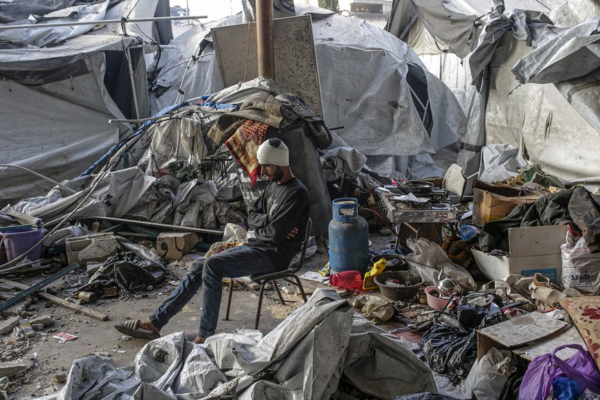 epa12136496 An injured displaced Palestinian man sits at the rubble of his family shelter in the Al Jerjawi school following an Israeli airstrike in the Al Daraj neighborhood of Gaza City on 26 May 20 ...