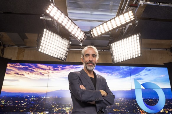 Laurent Keller, directeur de Leman Bleu, pose pour le photographe dans le studio de Leman Bleu avant la presentation des nouveautes de la chaine en conference de presse, ce mardi 30 aout 2022 a Geneve ...