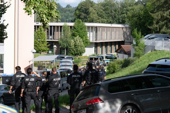 GER, Bayern, Schongau, Amoklauf, Welfen Gymnasium, Schongau, Juli 8, 2026, v.l.: Polizeikraefte warten auf weiteres vor dem Welfen Gymnasium, Tatort *** GER, Bavaria, Schongau, shooting spree, Welfen  ...