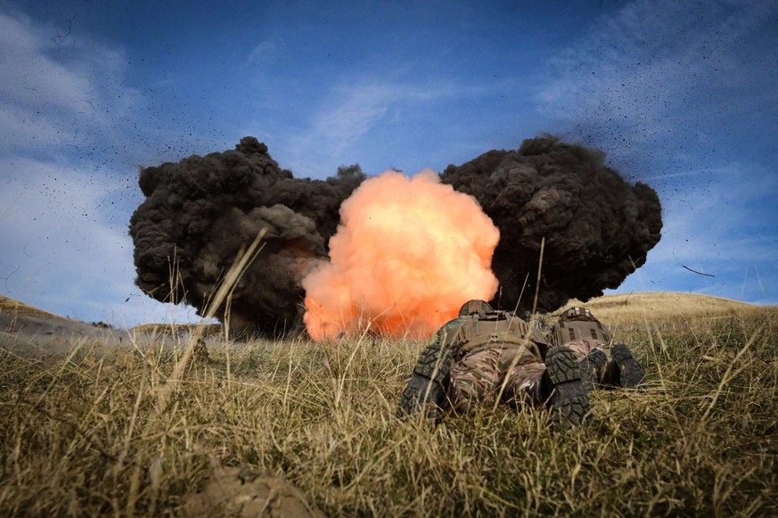 Des militaires français appartenant au génie se mettent à l&#039;abri lors de la détonation d&#039;une charge explosive.