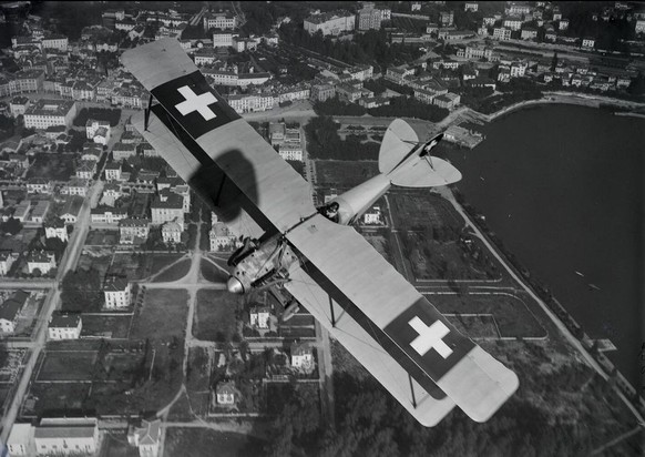 Quand la guerre contribue au progrès: un avion de la toute nouvelle aviation militaire suisse au-dessus de Locarno photographié en 1919 par Walter Mittelholzer.
https://ba.e-pics.ethz.ch/#main-search- ...