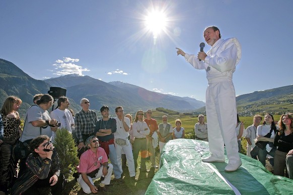 Maitraya Rael inaugure sa vigne ce samedi 8 octobre 2005 a Miege en Valais. Cet evenement se deroule dans le cadre de la 6 eme convention Internationale Raelienne, environ 300 personnes etaient presen ...