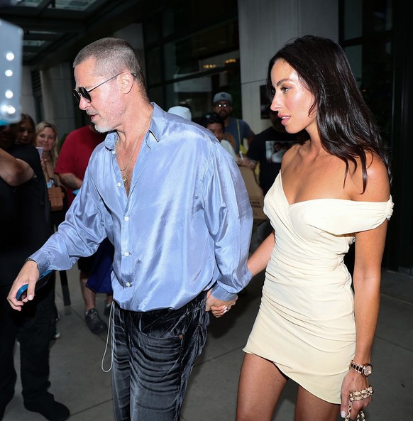 Brad Pitt et Ines de Ramon le 13 juin 2025 à New York City.