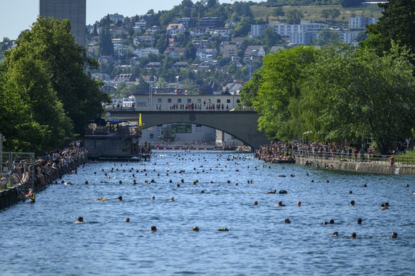 Badende schwimmen in der Limmat in Richtung Oberer Letten, fotografiert am Samstag, 20. Juni 2026 in Zuerich. (KEYSTONE/Christian Beutler)