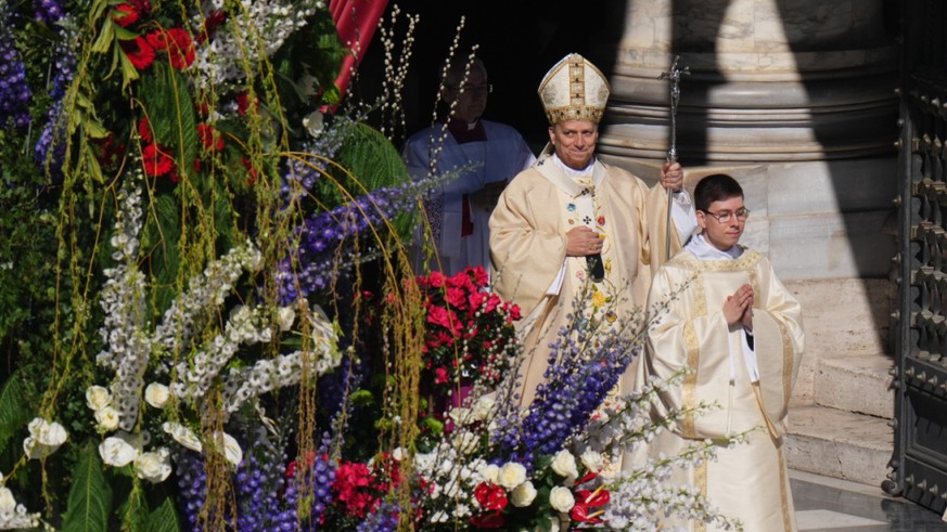 Le pape Léon XIV (à gauche) arrive pour la messe de Pâques sur la place Saint-Pierre.