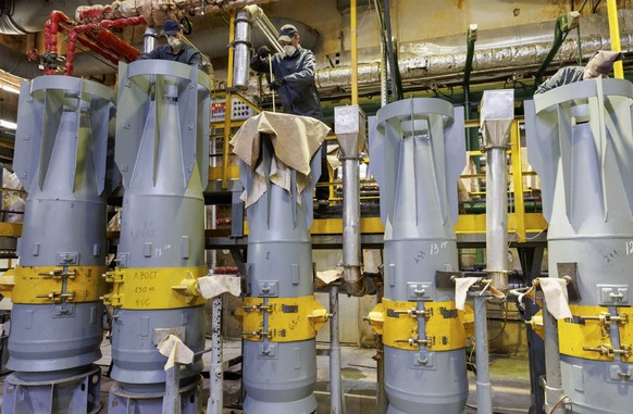 Des ouvriers produisent des munitions dans une entreprise militaire en Russie, 21 mars 2024. Cette usine produit de notamment les FAB-500, FAB-1500 et FAB-3000.