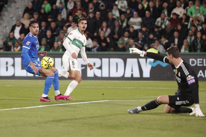 epa12544847 Real Madrid&#039;s Raul Asencio (L) in action against Elche&#039;s Andre da Silva (C) during the Spanish LaLiga soccer match between Elche CF and Real Madrid at the Martinez Valero stadium ...