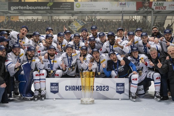 Die Mannschaft des HC La Chaux-de-Fonds jubelt mit dem Pokal des Schweizer Meisters der Swiss League nach dem vierten Spiel des Eishockey Playoff Finals der Swiss League zwischen dem EHC Olten und dem ...