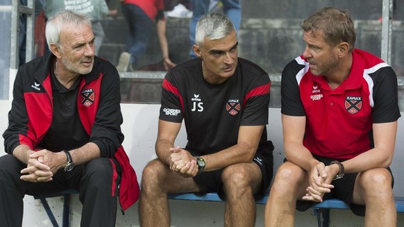 Neuchatel&#039;s head coach Michel Decastel, Neuchatel&#039;s physical trainer Jose Saiz and Neuchatel&#039;s assistant coach Stephane Henchoz, from left, discuss during a friendly soccer match of the ...